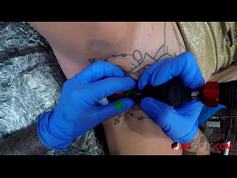 ❤️ Extrem tattooed Hottie Sully Savage krut en Tattoo op hirem Klitoris ❤️ Pornovideo bei eis