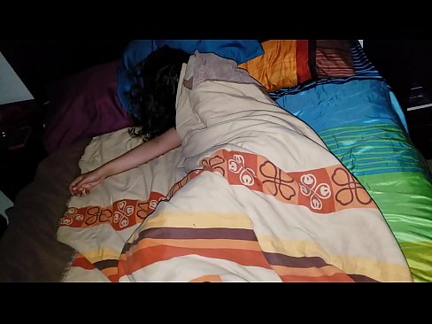 ❤️ Stiefson beréiert seng jonk Stéifmamm wärend hatt schléift. ❤️ Pornovideo bei eis