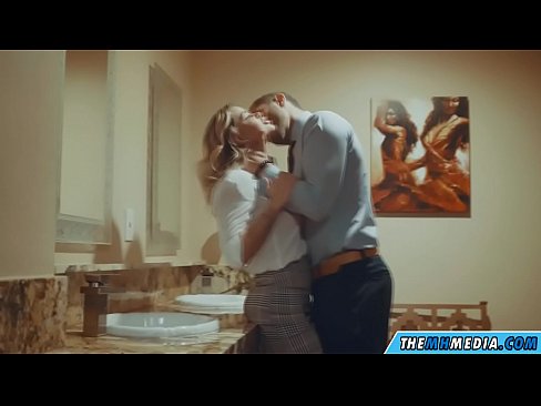 ❤️ Wann eng Busty Blond Iech an engem ëffentlechen Toilette verféiert ❤️ Pornovideo bei eis